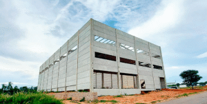 Estrutura pré-moldada de um galpão